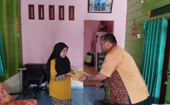 Bawaslu Provinsi Riau Berikan Santunan Ke Keluarga Alm. Hendry, Amd