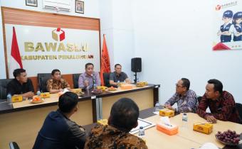 Anggota Bawaslu Herwyn JH Malonda didampingi Kepala Biro SDM dan Umum, Hengky Pramono dan Kepala Biro Keuangan dan Barang Milik Negara (BMN), Pekerti Luhur, memberikan arahan kepada jajaran panwascam di Kabupaten Pekalongan, Kamis, (15/8/2024).