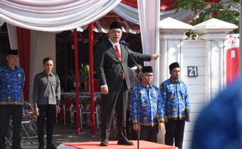 Anggota Bawaslu Totok Hariyono saat memberi amanat dalam Upacara Peringatan Kemerdekaan Republik Indonesia ke-79 di Kantor Bawaslu Provisi Jawa Timur, Sabtu (17/8/2014).