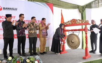 Anggota Bawaslu RI Lolly Suhenty saat memukul Gong tanda Pendidikan Pengawas Partisipatif (P2P) Tahun 2026 di mulai.