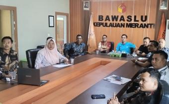 Ketua dan Anggota beserta Staf Bawaslu Kepulauan Meranti saat mengikuti zoom meeting bersama Bawaslu RI tentang Konsolidasi Nasional