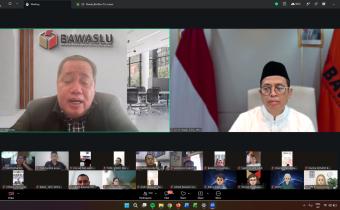 Anggota Bawaslu RI Dr. Herwyn Malonda dan Dr. Puadi saat memberikan arahan melalu zoom meeting bersama Bawaslu Kabupaten/Kota