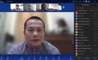 Amirudin Sijaya, Anggota Bawaslu Provinsi Riau, Kordiv. P2H saat memberikan arahan pada zoom meeting evaluasi Kehumasan Kabupaten/Kota se-Riau