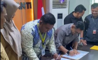 Ketua Bawaslu Kepulauan Meranti Syamsurizal dan Ketua GenRe Meranti saat melakukan penandatanganan MoU di Ruang Rapat Kantor Bawaslu Kepulauan Meranti