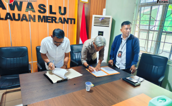 Ketua dan Anggota Bawaslu Kepulauan Meranti saat melakukan penandatanganan Indikator Kinerja Utama (IKU)