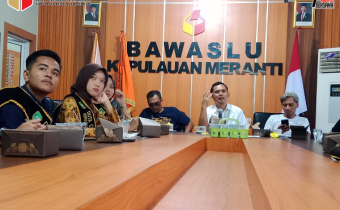 FOTO BERSAMA PELUNCURAN PROGRAM. (Kanan ke kiri): Efendi (Kasubbag Pengawasan Bawaslu Kepulauan Meranti), Rio Andika (Kordiv HP2H Bawaslu Meranti), M. Hafit (Kordiv Penanganan Pelanggaran & Sengketa)