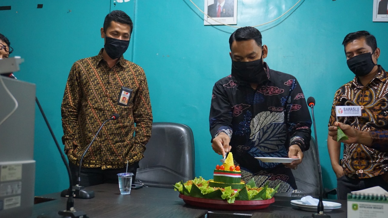 Dirgahayu Bawaslu RI Ke - 12, Bawaslu Meranti Potong Tumpeng Dan Melakukan Donor Darah