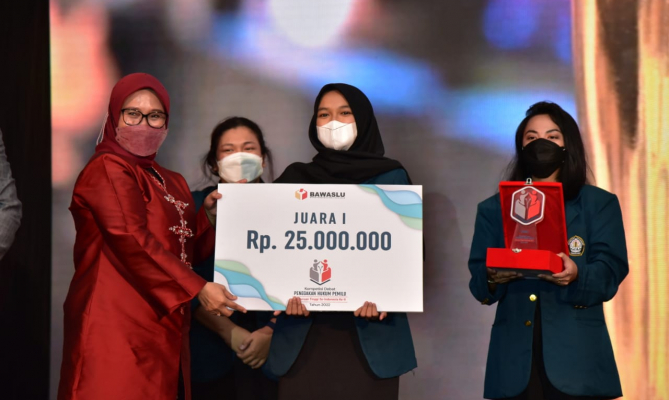 Undip Raih Juara Utama Debat Penegakan Hukum Pemilu Perguruan Tinggi se-Indonesia ke-II