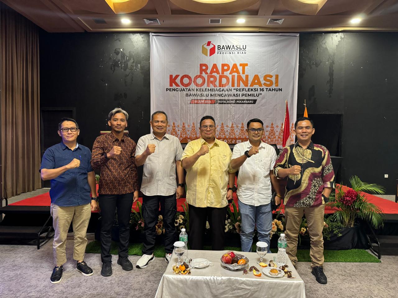 Ketua, Anggota dan Plt Kepala Sekretariat Bawaslu Kepulauan Meranti bersama dengan Ketua dan Sekjend Bawaslu RI