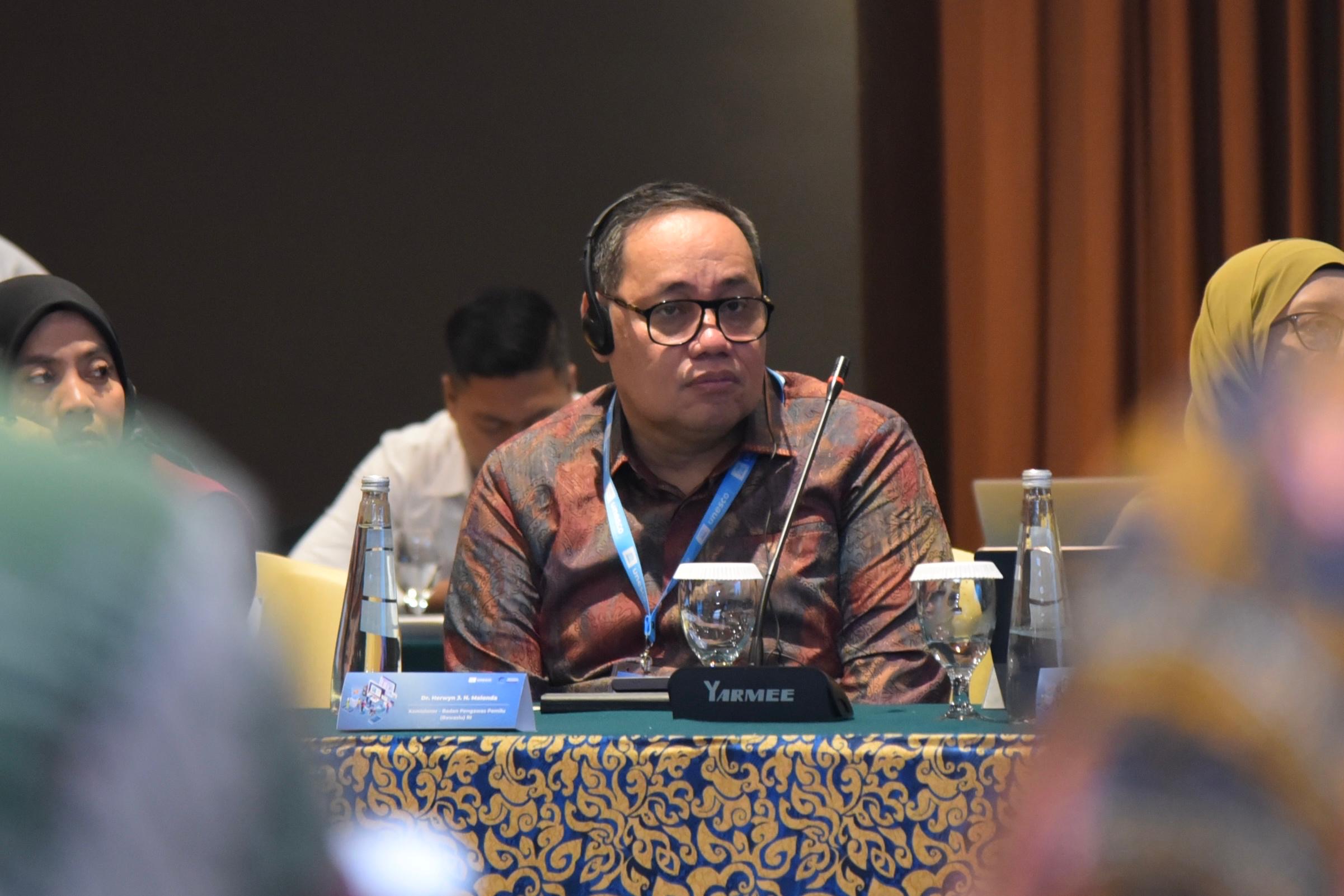 Anggota Bawaslu Herywn JH Malonda dalam Workshop untuk Pemangku Otoritas Nasional yang bertema Tata Kelola Platform Digital: Kemunculan Tren dan Praktik Baik, yang dilaksanakan UNESCO di Jakarta, Rabu (18/9/2023)