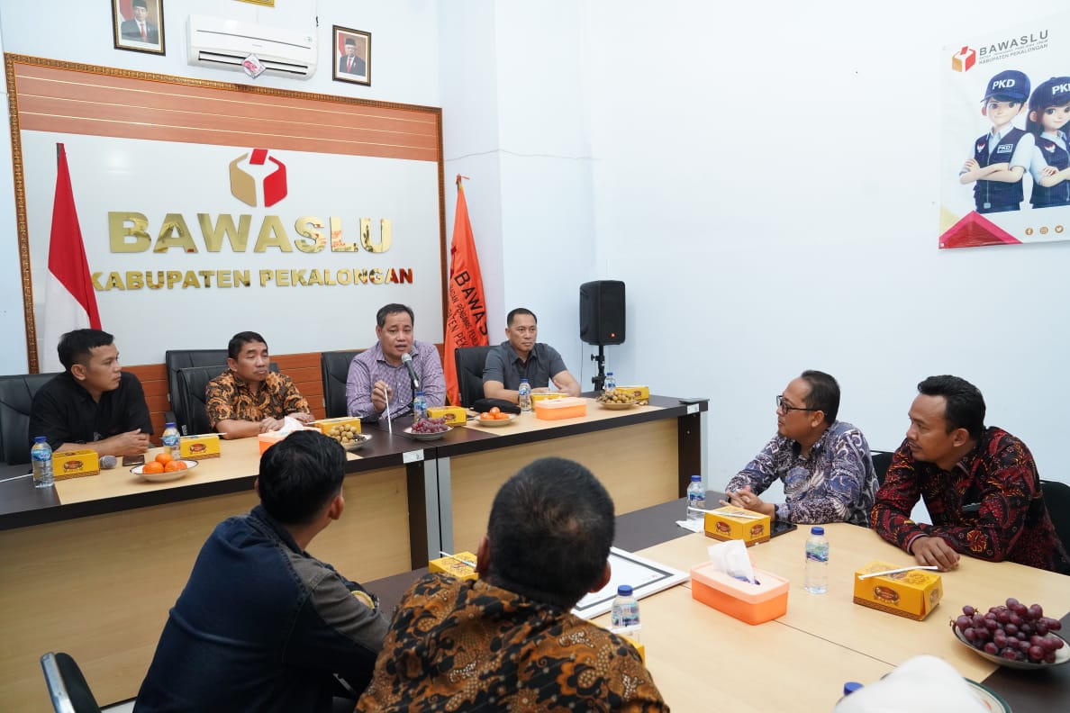 Anggota Bawaslu Herwyn JH Malonda didampingi Kepala Biro SDM dan Umum, Hengky Pramono dan Kepala Biro Keuangan dan Barang Milik Negara (BMN), Pekerti Luhur, memberikan arahan kepada jajaran panwascam di Kabupaten Pekalongan, Kamis, (15/8/2024).