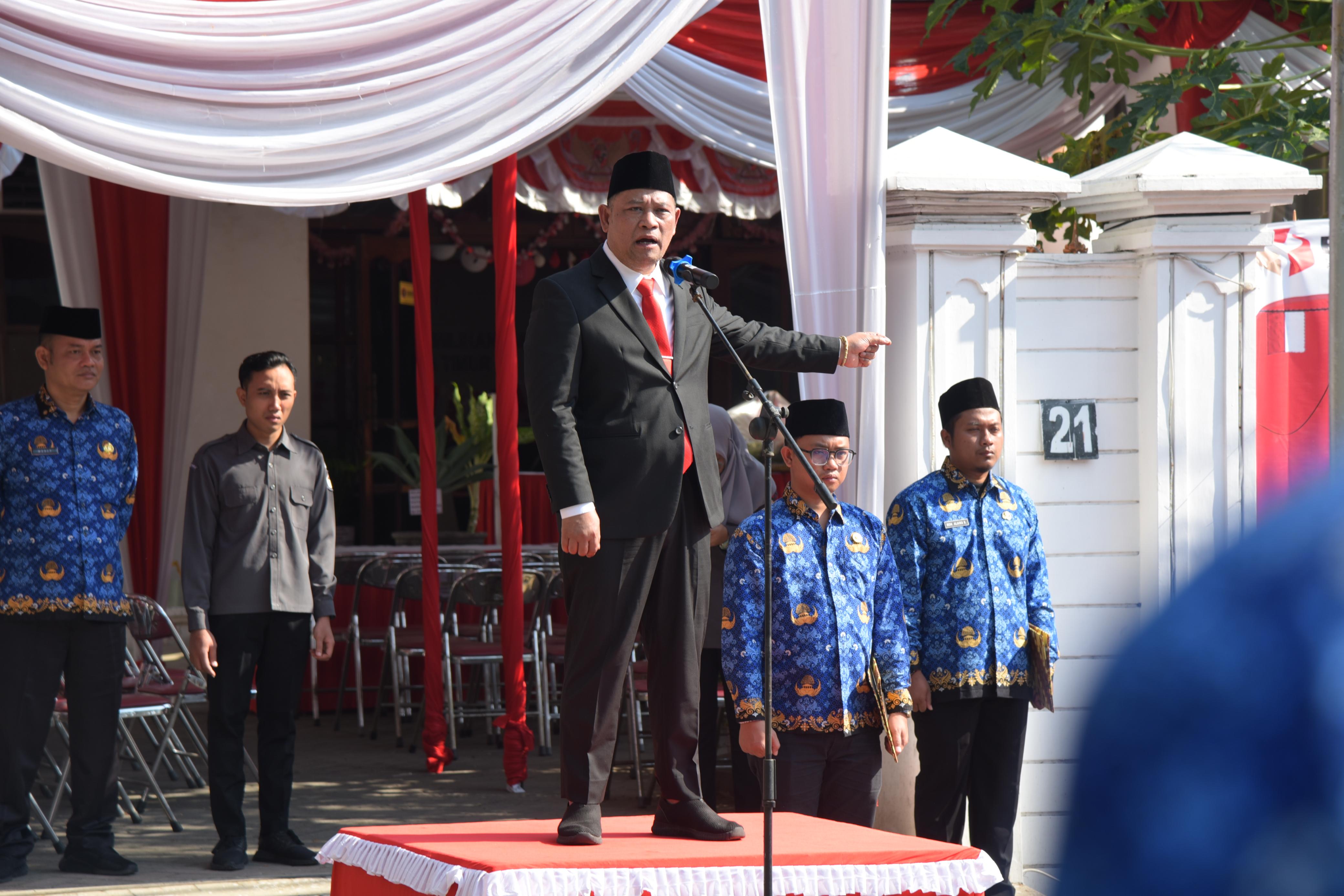 Anggota Bawaslu Totok Hariyono saat memberi amanat dalam Upacara Peringatan Kemerdekaan Republik Indonesia ke-79 di Kantor Bawaslu Provisi Jawa Timur, Sabtu (17/8/2014).