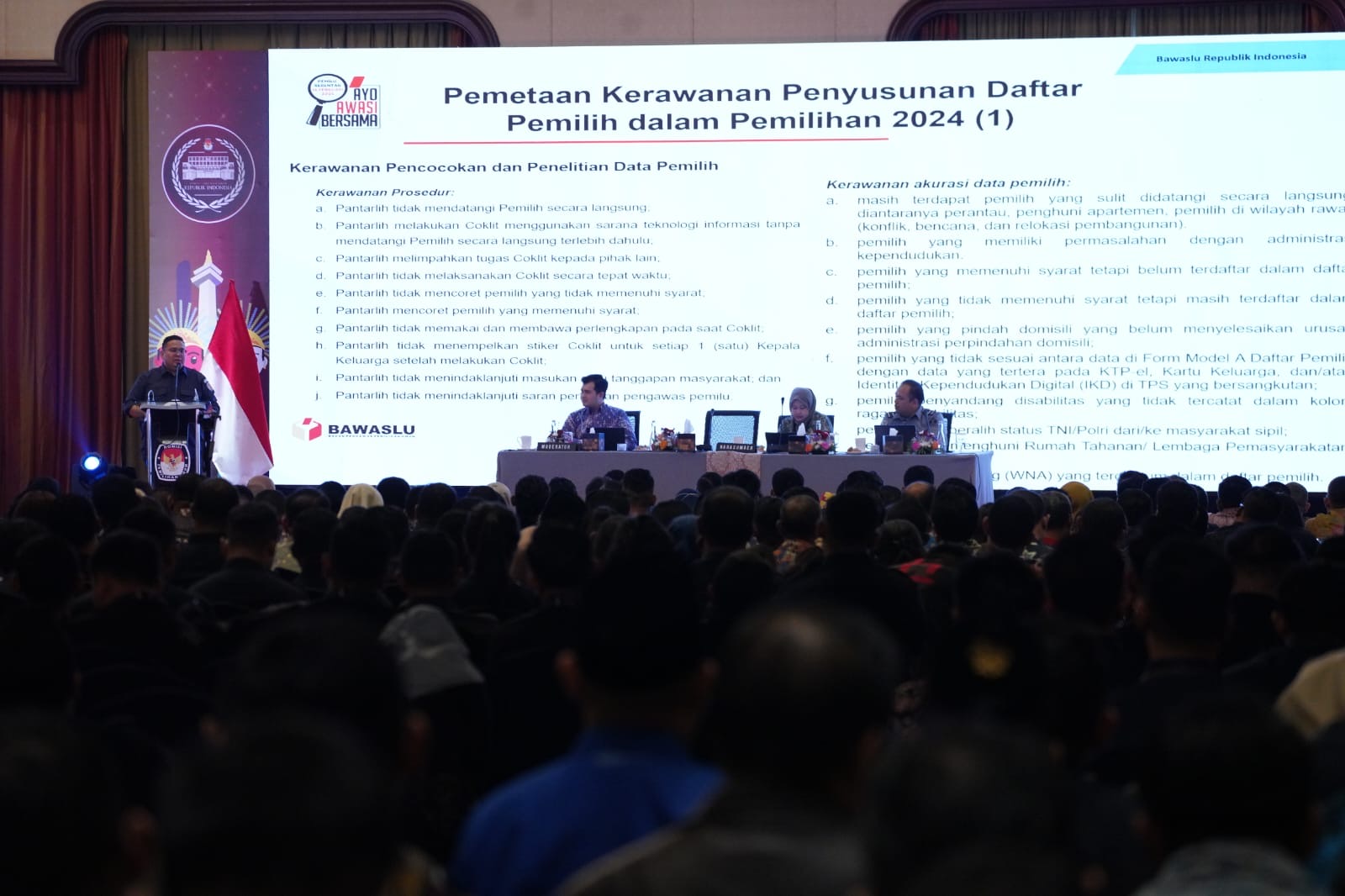 Ketua Bawaslu Rahmat Bagja (di podium kiri) menjadi nafasumber dalam Bimbingan Teknis Pemuthakiran Data Pemilih dan Penggunaan Aplikasi Sidalih untuk Pilkada 2024, di Jakarta, Selasa (4/6/2024)/foto: Publikasi dan Pemberitaan Bawaslu