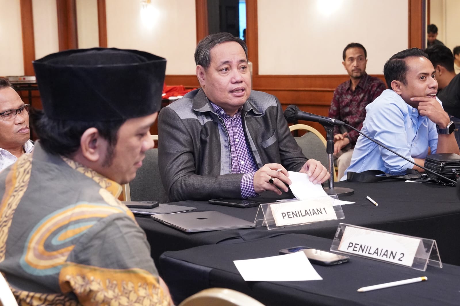 Anggota Bawaslu Herwyn JH Malonda dalam Rapat Penyusunan Rencana Aksi Reformasi Birokrasi Bawaslu Tahun 2025 dan Penilaian Usulan Nominasi Award Divisi SDMO Bawaslu Tahun 2024, di Jakarta, Senin, (17/3/2025).