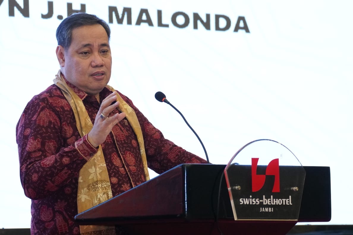 Anggota Bawaslu Herwyn JH Malonda saat menutup kegiatan Rapat Kerja Evaluasi Pelaksanaan Tahapan Pembentukan Pengawas Pemilu Ad Hoc Pada Pengawasan Pemilu dan Pemilihan 2024, di Jambi, Selasa, (25/2/2025) malam.