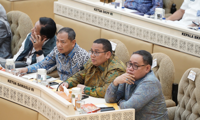 Ketua Bawaslu RI Rahmat Bahja Saat Rapat Dengar Pendapat (RDP) di ruang rapat Komisi II DPR RI, Rabu (12/02/2025).
