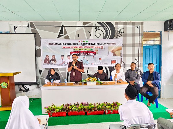 Ketua Bawaslu Kepulauan Meranti Syamsurizal, S.IP., M.IP Saat Memberikan Pemaparan pada Sosialisasi dan Pendidikan Partisipatif di MAN 1 Kepulauan Meranti