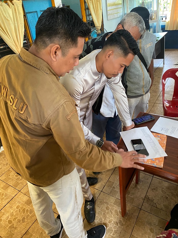 Personel Bawaslu Meranti saat melakukan pengawasan Coktas PDPB oleh KPU Kepulauan Meranti di Desa Tanah Merah, Kecamatan Rangsang Pesisir
