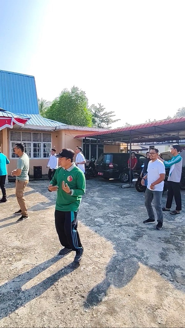 Ketua dan Staf Sekretariat Bawaslu Meranti Saat Melaksanakan Senam Sehat Bersama