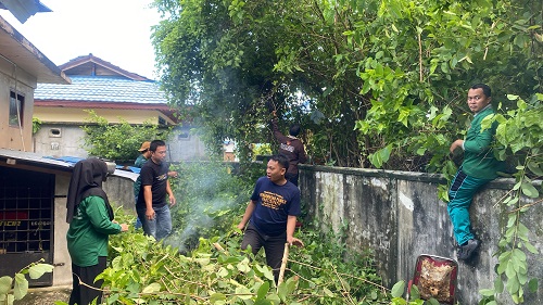 Pegawai Bawaslu Kepulauan Meranti Saat Melaksanakan Gotong Royong