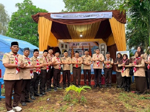 Ketua Kwatir Daerah (Kwarda) Provinsi Riau H. Irwan Nasir, M.Si, saat foto bersama didepan Stand Saka Adhyasta Pemilu Bawaslu Kepulauan Meranti di Bumi Perkemahan Rumbia Berduri Kepulauan Meranti