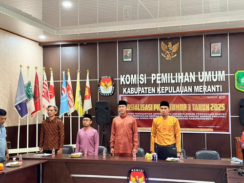 M. Hafit, S.Sos Bersama dengan dengan anggota KPU Kepulauan Meranti Saat Menghadiri Sosialisasi PKPU 3 Tahun 2025 di KPU Kepulauan Meranti
