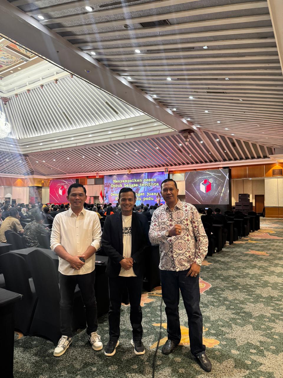 Anggota Bawaslu Kepulauan Meranti Rio Andika bersama Bawaslu Kabupaten/Kota lainnya saat menghadiri Rakornas Pengawasan PDPB dan Antar Lembaga di Jakarta
