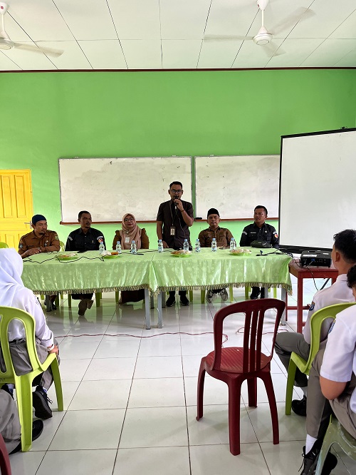 Ketua dan Anggota beserta Kasubbag di Bawaslu Kepulauan Meranti saat Sosialisasi dan Pendidikan Politik di SMAN 1 Tebing Tinggi Barat