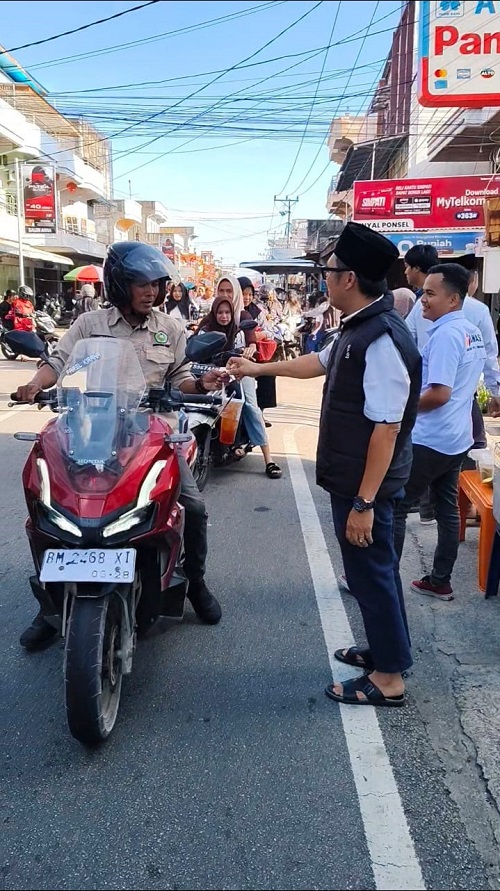 Plt. Kepala Sekretariat Bawaslu Kepulauan Meranti Eri Gunawan, S.Pd., M.Si saat membagikan takjil pada Ramadhan 1447 H di Jalan Diponegoro Selatpanjang
