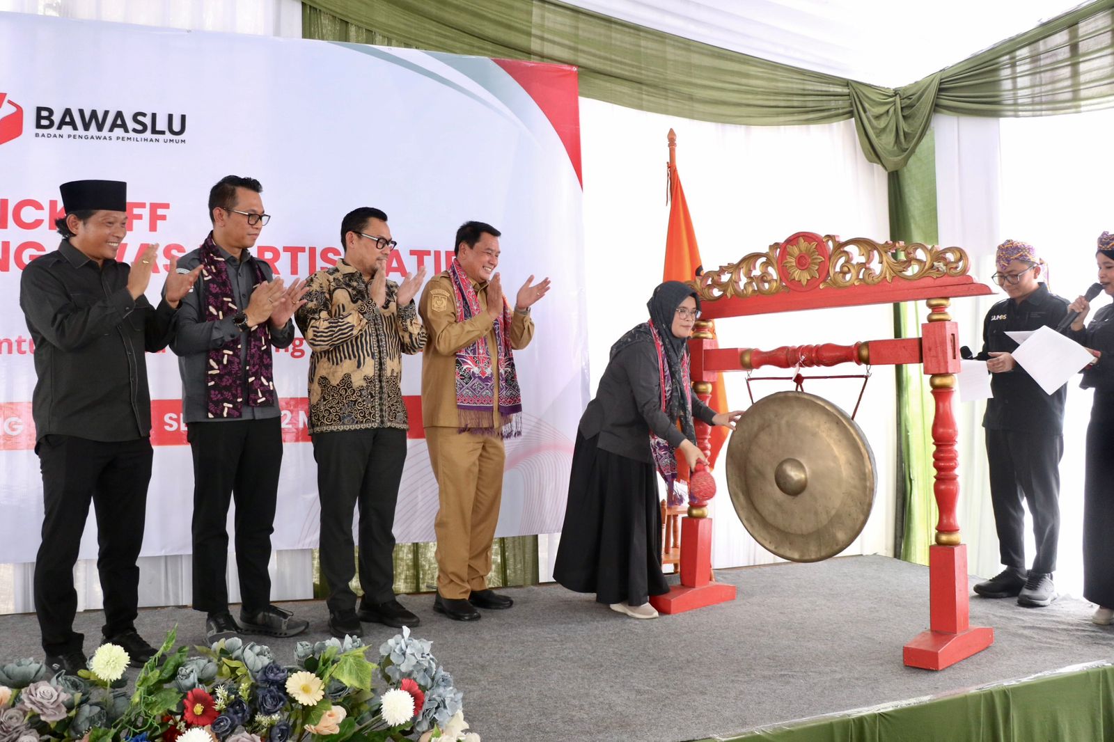 Anggota Bawaslu RI Lolly Suhenty saat memukul Gong tanda Pendidikan Pengawas Partisipatif (P2P) Tahun 2026 di mulai.