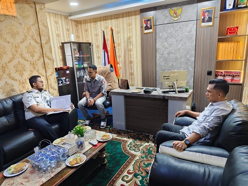 Ketua dan Anggota Bawaslu Kepulauan Meranti Syamsurizal dan Rio Andika saat menerima Kunjungan dari Imigrasi Selatpanjang