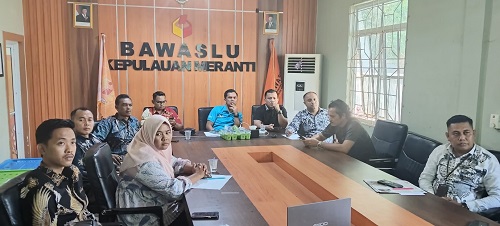 Ketua dan Anggota beserta Staf Bawaslu Kepulauan Meranti saat mengikuti zoom meeting bersama Bawaslu RI tentang Konsolidasi Nasional