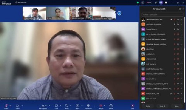 Amirudin Sijaya, Anggota Bawaslu Provinsi Riau, Kordiv. P2H saat memberikan arahan pada zoom meeting evaluasi Kehumasan Kabupaten/Kota se-Riau