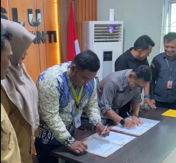 Ketua Bawaslu Kepulauan Meranti Syamsurizal dan Ketua GenRe Meranti saat melakukan penandatanganan MoU di Ruang Rapat Kantor Bawaslu Kepulauan Meranti