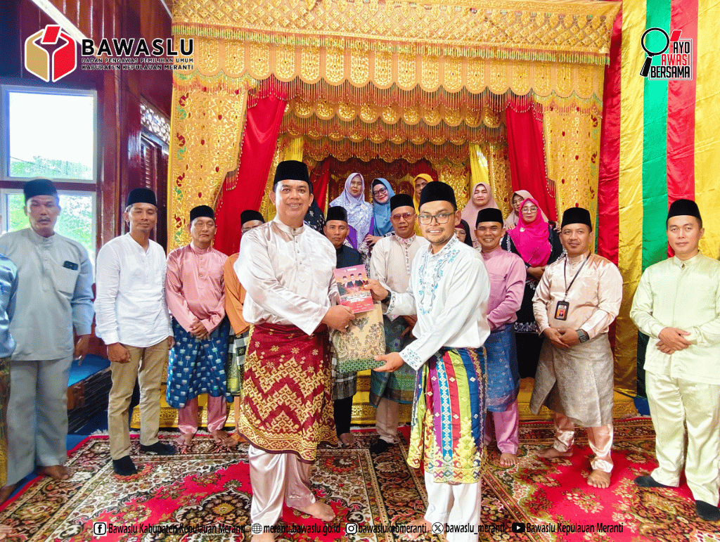 Ketua Bawaslu Kepulauan Meranti Syamsurizal saat memberikan cenderamata kepada Datuk Seri H. Afrizal Cik di Gedung LAMR Meranti pada Kunjungan Konsolidasi Demokrasi
