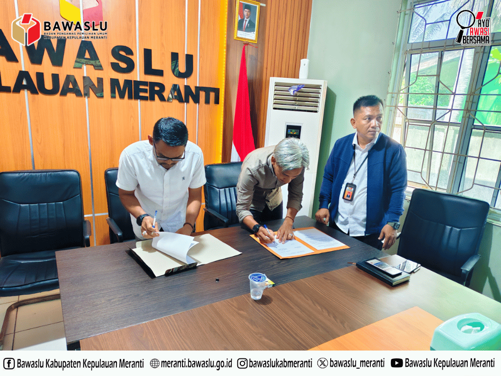 Ketua dan Anggota Bawaslu Kepulauan Meranti saat melakukan penandatanganan Indikator Kinerja Utama (IKU)
