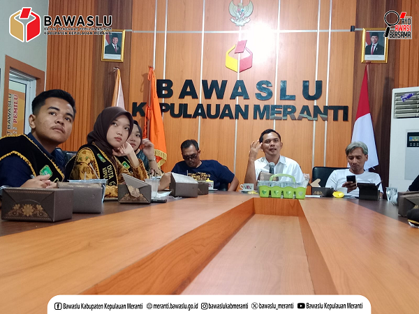 FOTO BERSAMA PELUNCURAN PROGRAM. (Kanan ke kiri): Efendi (Kasubbag Pengawasan Bawaslu Kepulauan Meranti), Rio Andika (Kordiv HP2H Bawaslu Meranti), M. Hafit (Kordiv Penanganan Pelanggaran & Sengketa)