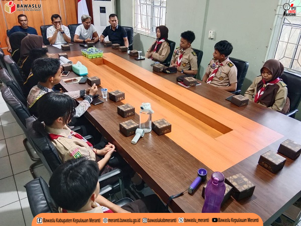 Peserta Kelas Pengawasan Pemilu bagi Gen-Z mengikuti penyampaian materi orientasi yang disampaikan Anggota Bawaslu Kabupaten Kepulauan Meranti, Rio Andika, M.Pd., Kamis (13/8/2026).