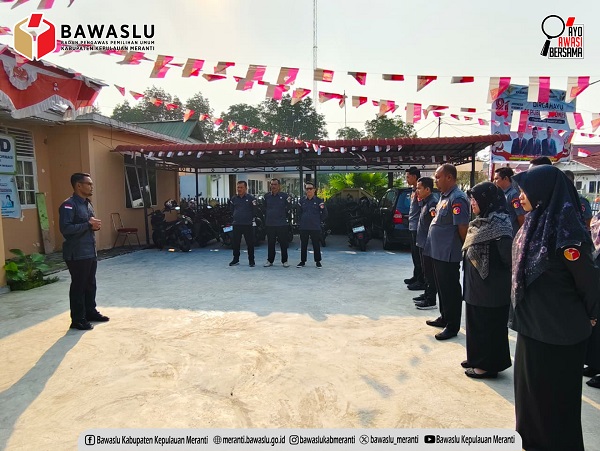 Ketua Bawaslu Kepulauan Meranti Syamsurizal, S.IP., M.IP saat menjadi Pembina Apel Senin Pagi Bawaslu Kepulauan Meranti, Senin, 24 Agustus 2026