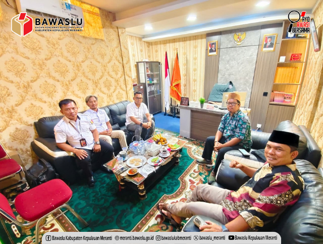 Ketua Bawaslu Provinsi Riau Alnofrizal, S.E., M.Ikom (Peci Coklat) bersama dengan Ketua, Anggota dan Kepala Sekretariat Bawaslu Kepulauan Meranti