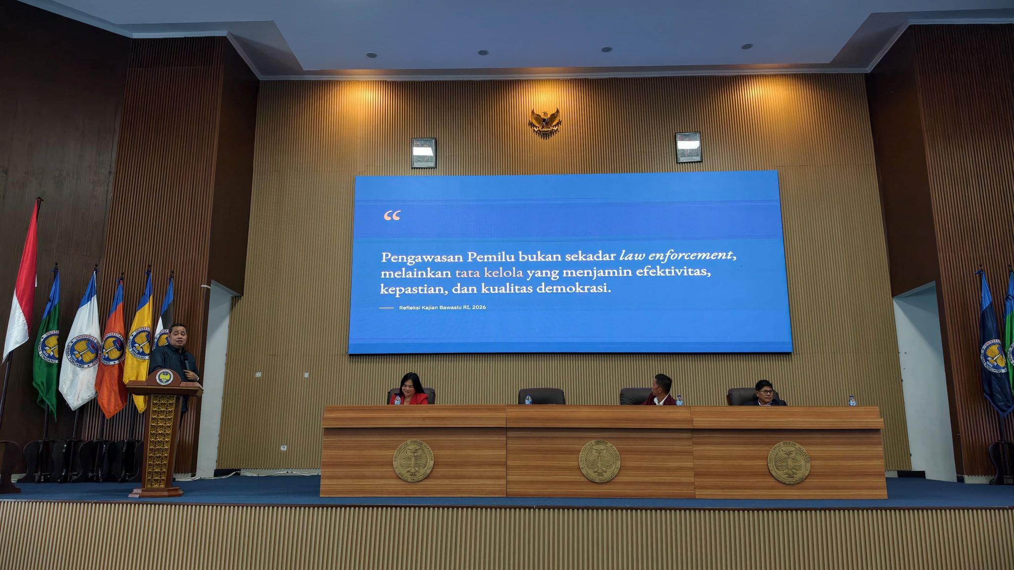 Abggota Bawaslu Herwyn J.H. Malonda (kiri) dalam kuliah tamu bertajuk Tata Kelola Pengawasan Pemilu dalam Perspektif Kebijakan Publik di Universitas Negeri Manado (UNIMA), Tondano, Senin (19/10/2026).