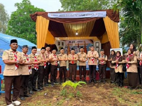 Ketua Kwatir Daerah (Kwarda) Provinsi Riau H. Irwan Nasir, M.Si, saat foto bersama didepan Stand Saka Adhyasta Pemilu Bawaslu Kepulauan Meranti di Bumi Perkemahan Rumbia Berduri Kepulauan Meranti