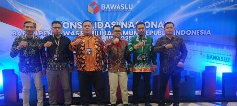 Ketua dan Anggota Bawaslu Kepulauan Meranti Syamsurizal, S.IP., M.IP Nomor 3 dari kanan dan M. Hafit S.Sos Paling ujung kiri saat foto bersama dengan anggota Bawaslu Kabupaten/kota lainnya dalam menghadiri Konsolnas Tahun 2025 di Jakarta