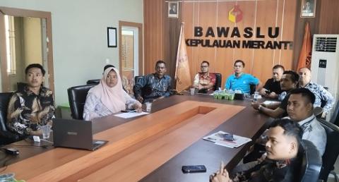 Ketua dan Anggota beserta Staf Bawaslu Kepulauan Meranti saat mengikuti zoom meeting bersama Bawaslu RI tentang Konsolidasi Nasional