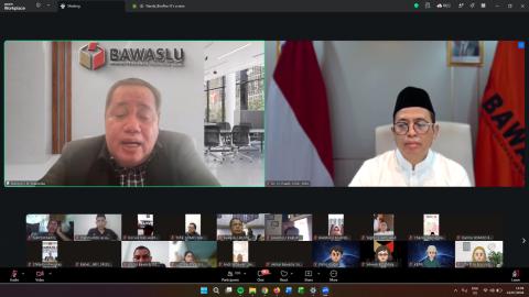 Anggota Bawaslu RI Dr. Herwyn Malonda dan Dr. Puadi saat memberikan arahan melalu zoom meeting bersama Bawaslu Kabupaten/Kota