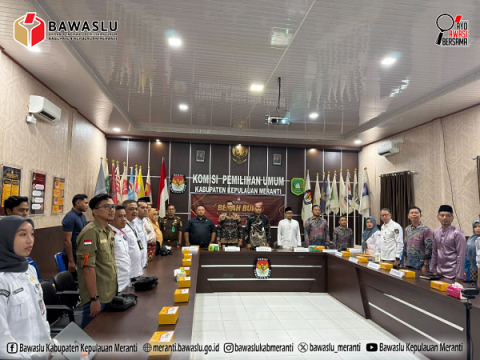 Ketua, Anggota Beserta staf saat menghadiri Bedah Buku di KPU Kepulauan Meranti