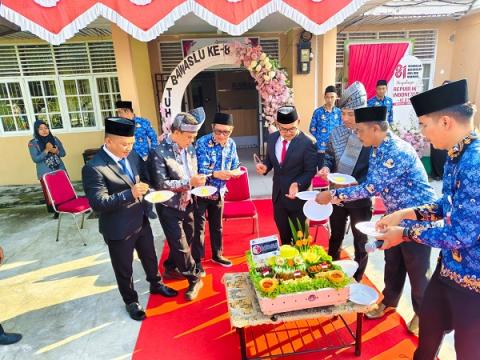 Ketua Bawaslu Membagikan Potongan Tumpeng kepada Anggota Bawaslu, Plt. Kepala Sekretariat dan Kasubbag di lingkungan Bawaslu Kepulauan Meranti