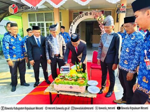Prosesi Potong Tumpeng oleh Ketua Bawaslu Kepulauan Meranti Syamsurizal dalam rangka Syukuran Hari Ulang Tahun Bawaslu Kepulauan Meranti yang ke 8 Tahun 2026