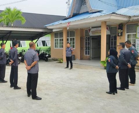 Plt. Kepala Sekretariat Usnul Mutowaf saat memberikan arahan pada apel pagi senin dibawaslu Kepulauan Meranti