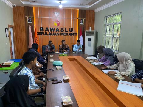 Narasumber Kelas Pengawasan Pemilu Pertemuan Ke-4 Romi Indra, S.E., M.H selaku Komisioner KPU Kepulauan Meranti dan Anggota Bawaslu Kepulauan Meranti Rio Andika, M.Pd juga Kasubbag Pengawasan Efendi, S.Ag saat bersama peserta Kelas Pengawasan Pemilu Bawaslu Kepulauan Meranti